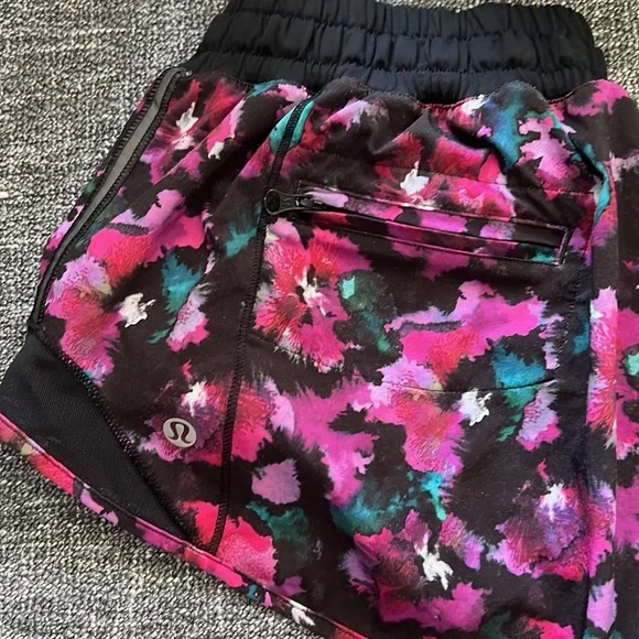 Lululemon shorts size 6 - Picture 2 of 4
